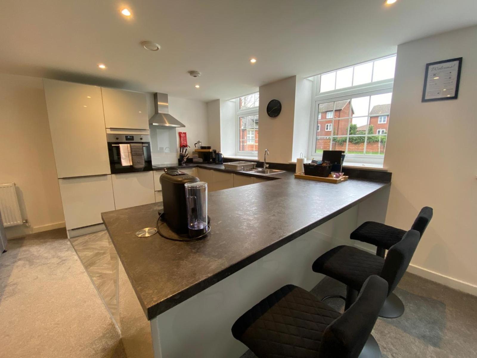 Stylish & Contemporary 2-Bed Townhouse - Parking - Wi-Fi - Netflix Lejlighed Worksop Eksteriør billede