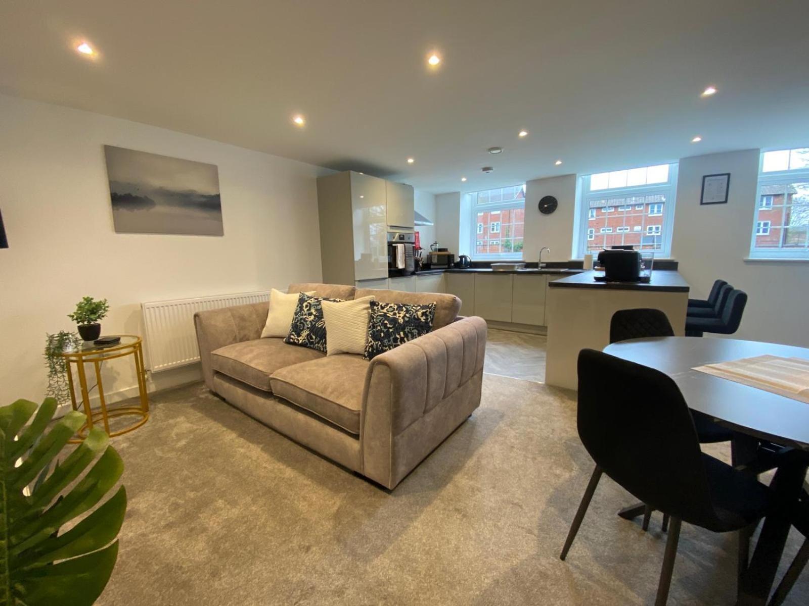 Stylish & Contemporary 2-Bed Townhouse - Parking - Wi-Fi - Netflix Lejlighed Worksop Eksteriør billede